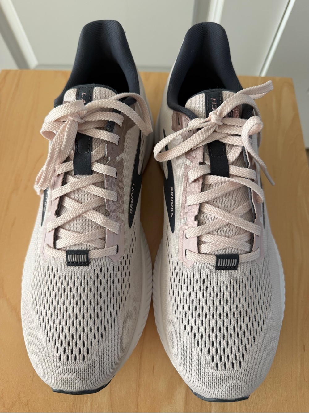 NWOT! Brooks Launch 8  Women's Running Sneakers — Pale Pink with Black Trim